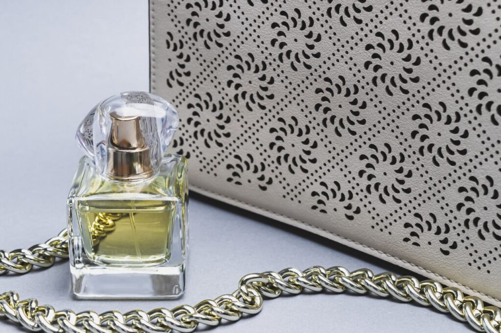 Czym wyróżniają się perfumy Prada na tle innych marek?